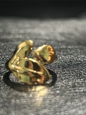 UNO de 50 Polished Gold Leaf Wrap Ring